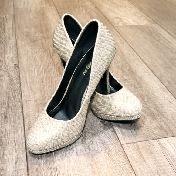 Le Chateau Pumps Size 8 US  38 EU Gold Sparkle Platform - Picture 2 of 7